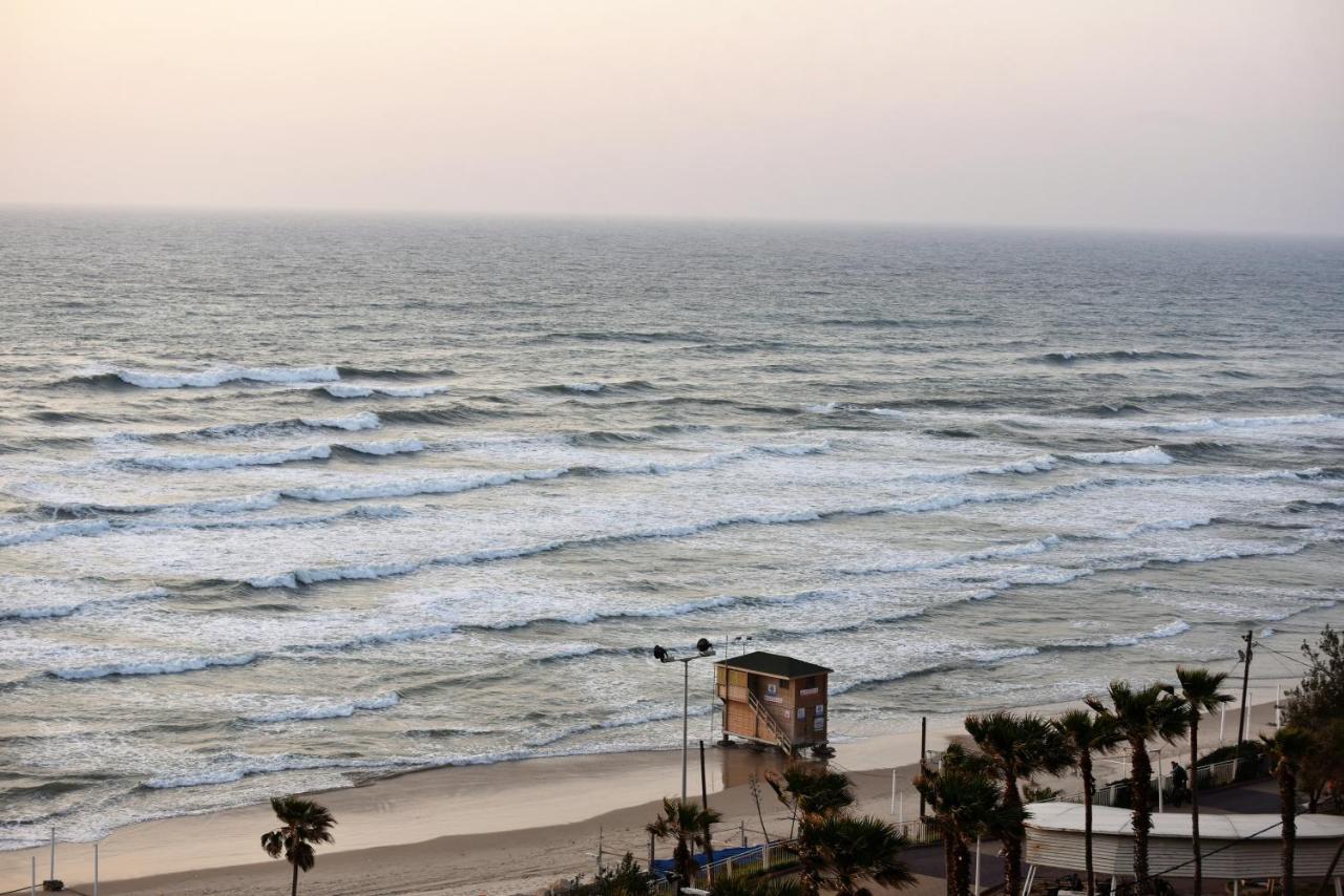 Penthouse Apartment On The Beach 바트얌 외부 사진