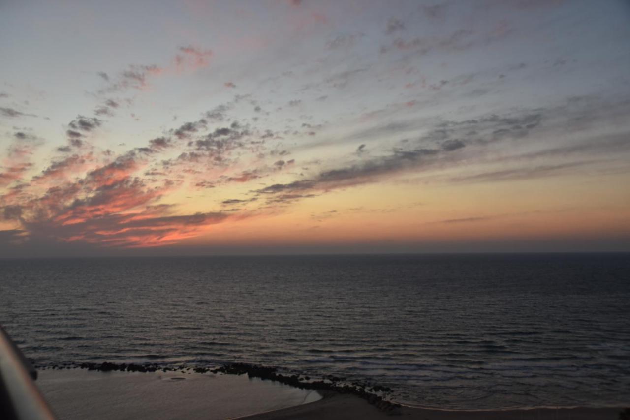 Penthouse Apartment On The Beach 바트얌 외부 사진