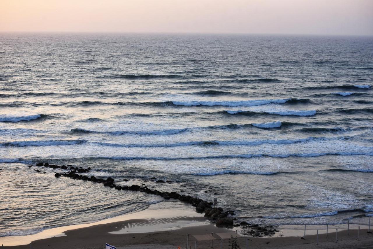 Penthouse Apartment On The Beach 바트얌 외부 사진